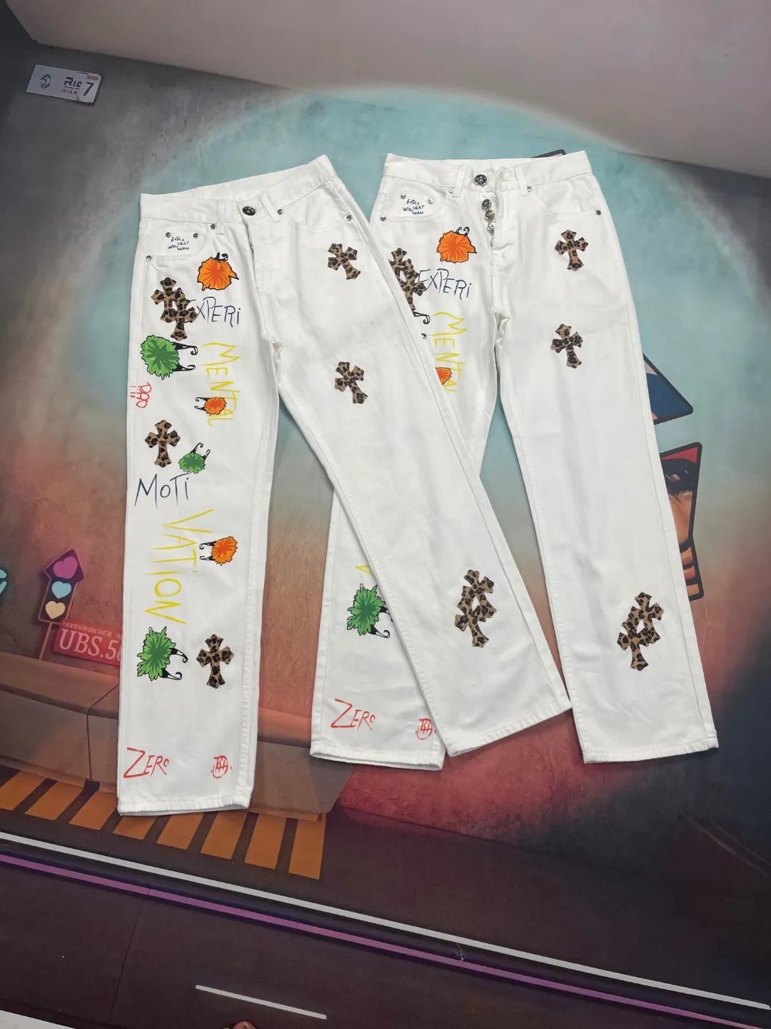 🅿️290 🔘Style number-KL172 🔘Croxin𝐂𝐡𝐫𝐨𝐦𝐞 𝐇𝐞𝐚𝐫𝐭 25SS white cow leopard print leather graffiti painting jeans* The color of Croxin is super bright! It is made of beaded canvas fabric and has been washed with heavy industry. The texture is superb and you can feel the uniqueness on your upper body. The three-dimensional cutting makes the pants particularly crisp and stylish no matter how you wear them. The hardware is custom-made and is of excellent quality, durable and classy. There is also the customized small leather label, which is designed with special care. The leopard cross-shaped pattern and colorful graffiti paintings on the pants are very eye-catching. The graffiti letters "MENTAL" and "Moti Vation" are full of trend and have a genderless style that can be easily worn by both men and women. The matching suggestions are as follows: Cool and handsome street style: Pair the upper body with a short black midriff-baring vest, a loose black denim jacket, black thick-soled Martin boots, a black baseball cap and a silver necklace, which will turn heads when you go out on the street. Casual and trendy style: wear a white loose T-shirt inside, a colorful loose knitted cardigan outside, white sneakers on your feet, and a heart-shaped black satchel on your back. It is comfortable and fashionable for daily travel. Personalized mix and match style: Wearing a fluorescent green long-sleeved bottoming shirt, a light-colored short leather jacket, jeans, colorful sneakers, and unique sunglasses and bracelets, you will definitely be the center of attention when you go to a music festival.  Size: S M L XL (28.30.32.34) Color: White